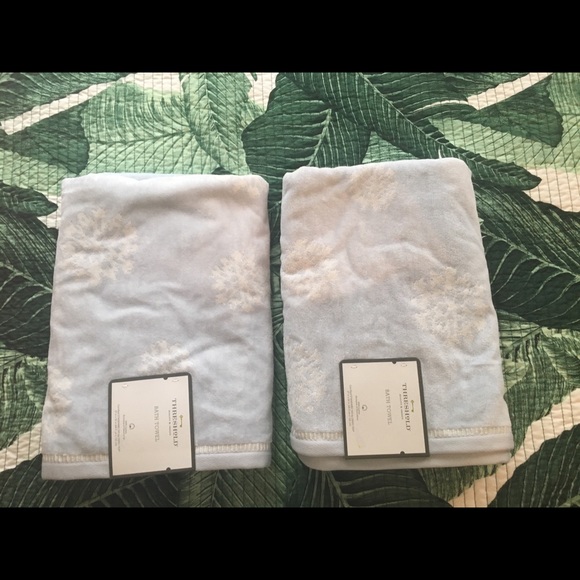 2NW THRESHOLD BLUE SNOWFLAKE HAND TOWELS - Picture 1 of 8